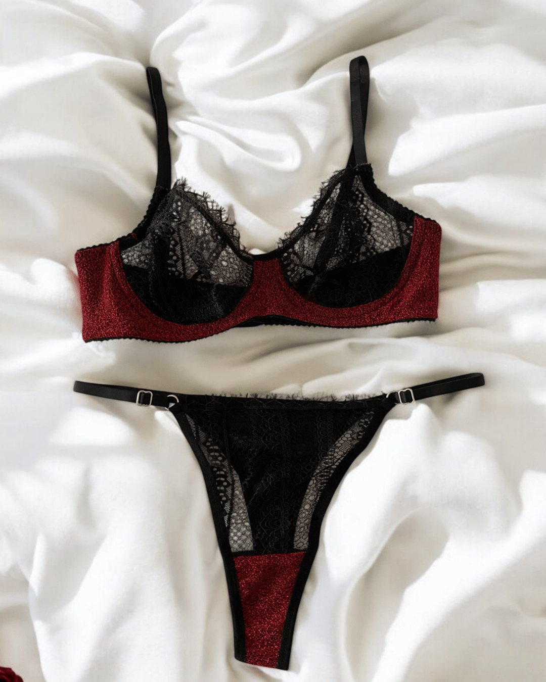 L’Ensemble Rouge Étincelant | Kırmızı Simli Siyah Dantel Takım