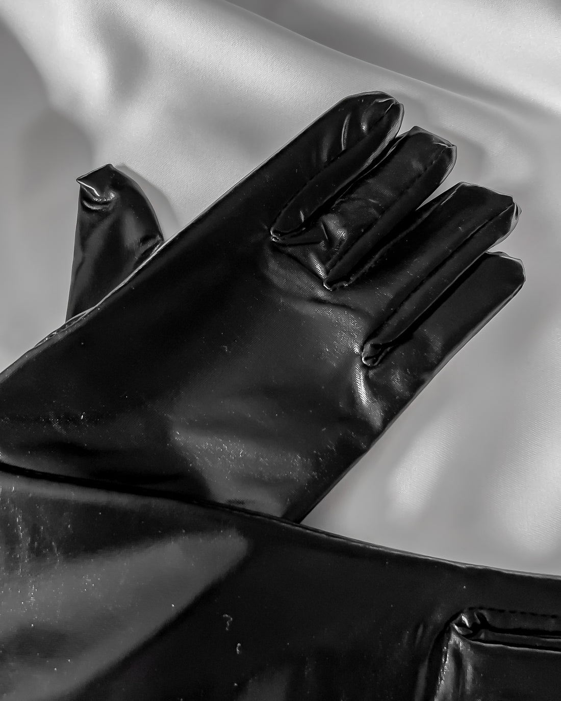 Obsidian Lust Gloves | Siyah Uzun Parlak Lateks Eldiven