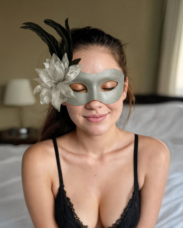 Silver Mirage | Gümüş Simli Kuş Tüylü Maske